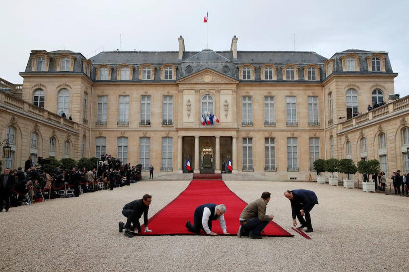Trabajadores preparan el Palacio del Elíseo para la ceremonia de investidura de Emmanuel Macron.