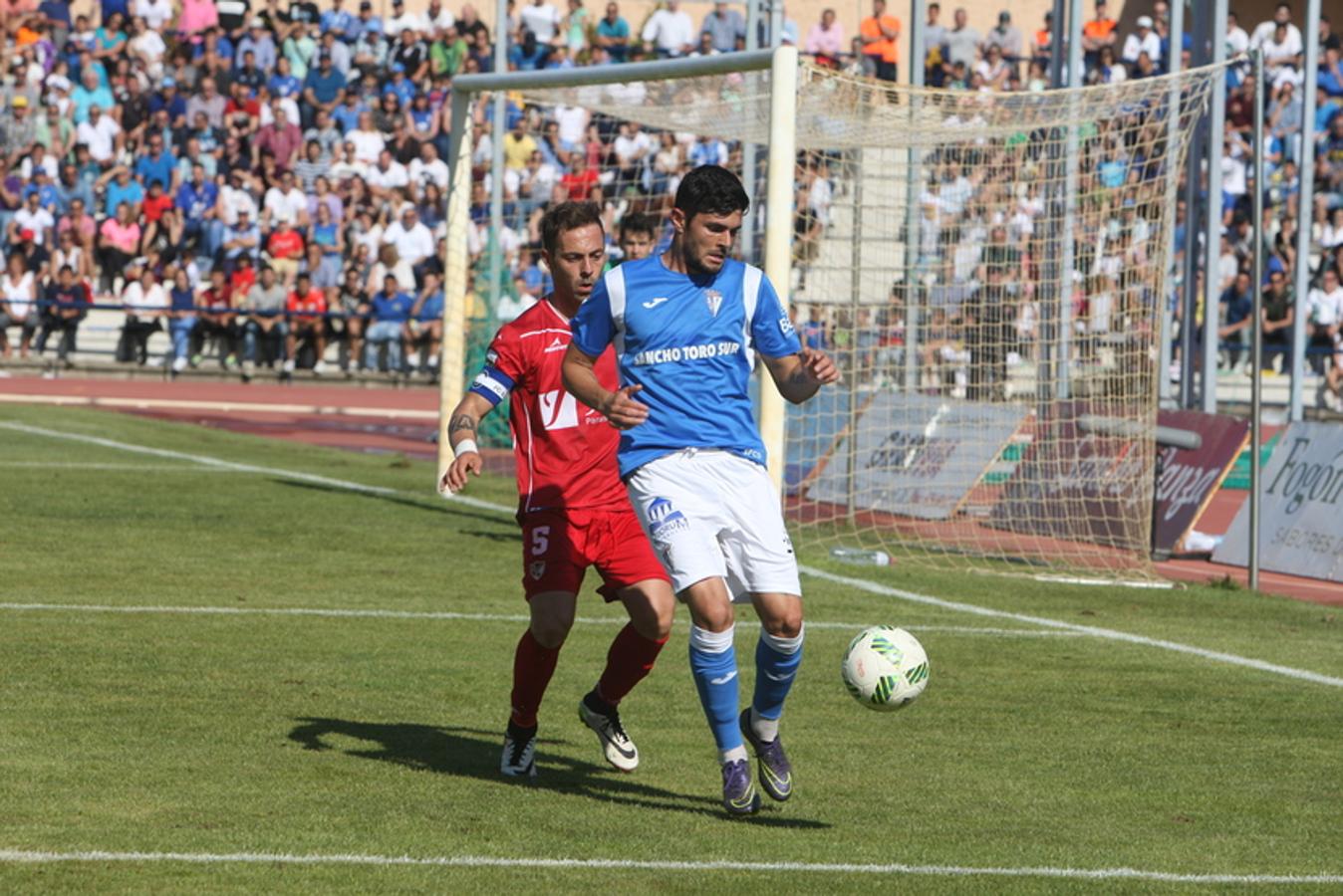 El San Fernando CD vence 4-1 al Linares y permanece en Segunda B