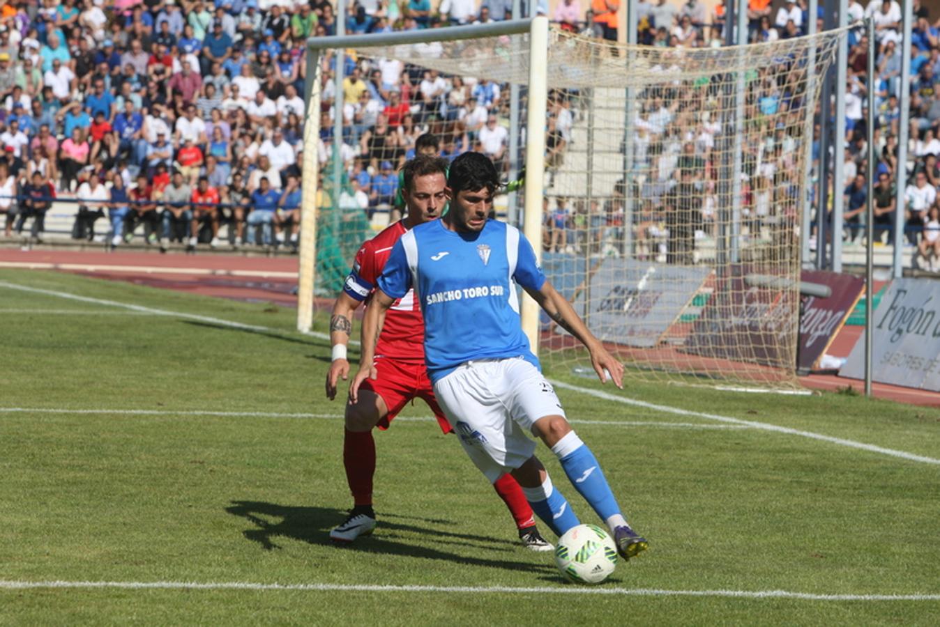 El San Fernando CD vence 4-1 al Linares y permanece en Segunda B