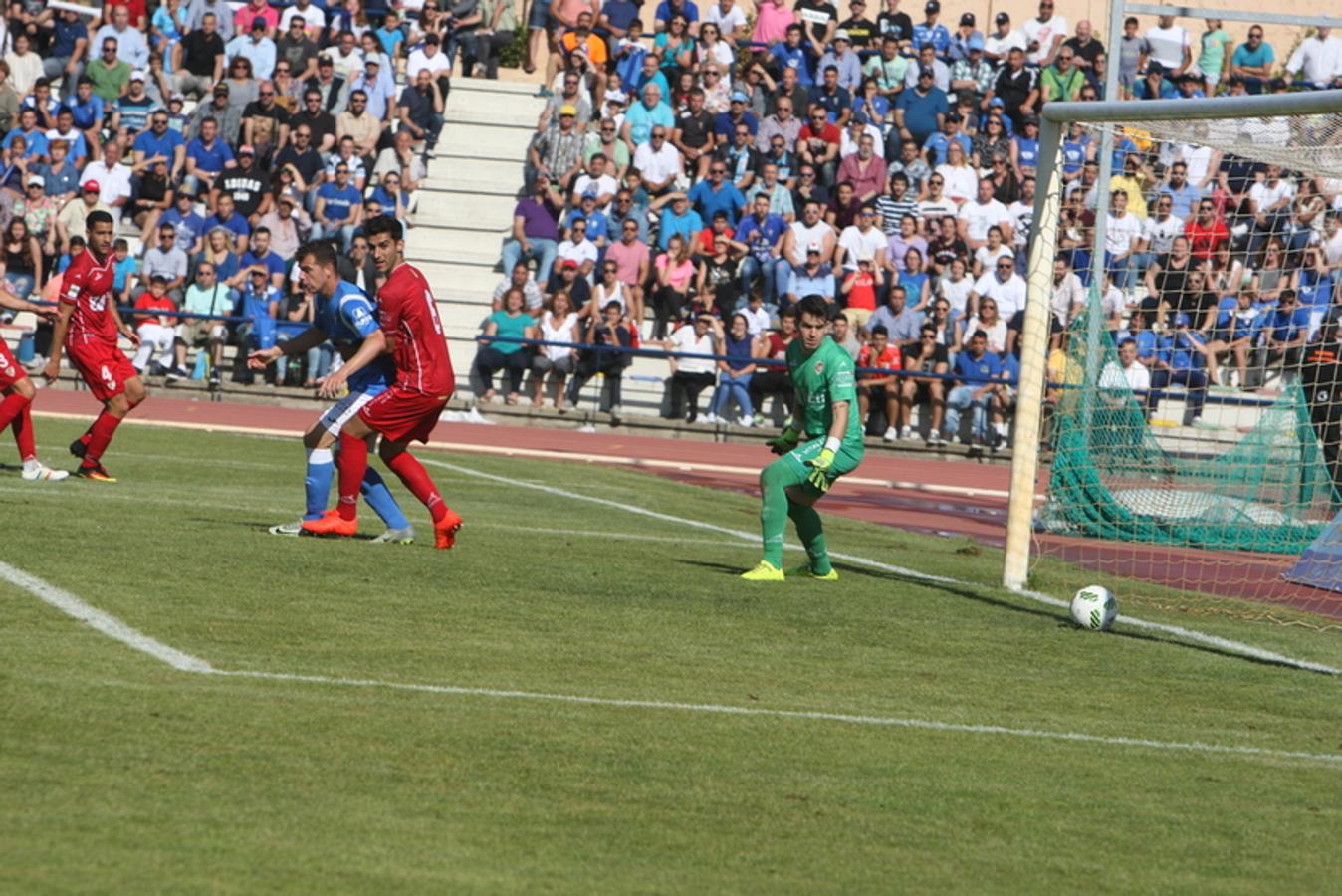 El San Fernando CD vence 4-1 al Linares y permanece en Segunda B