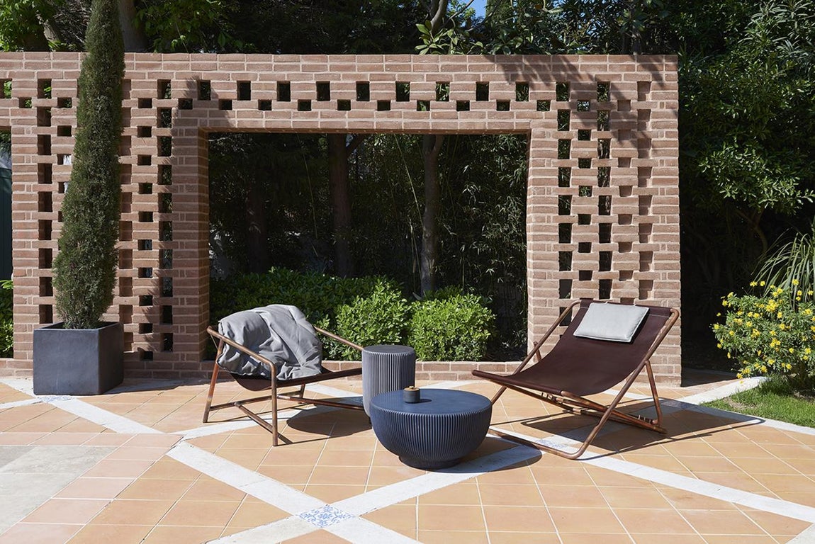 Mesa minimalista ubicada en la terraza