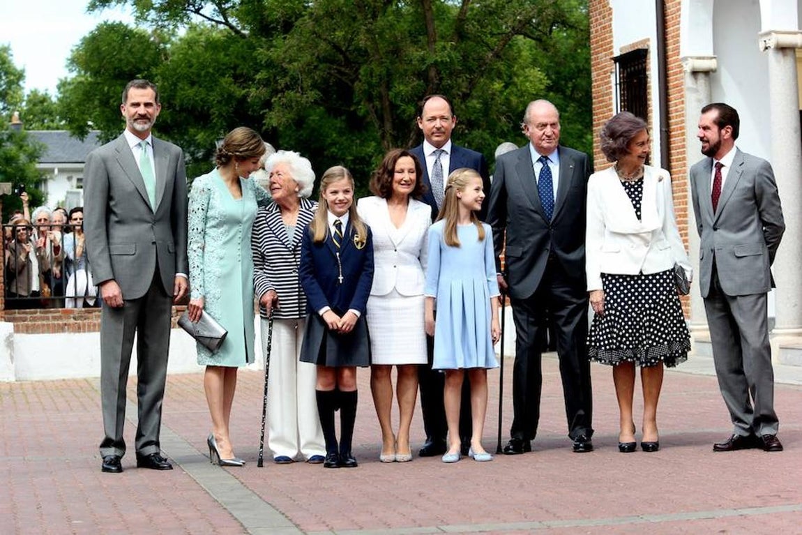 La Infanta Sofía, junto a sus padres los Reyes Don Felipe y Doña Letizia, su hermana, la Princesa Leonor, Don Juan Carlos y Doña Sofía y sus abuelos maternos, Jesús Ortiz y Paloma Rocasolano, su bisabuela, María del Carmen Álvarez del Valle y el Príncipe Konstantin de Bulgaria. 