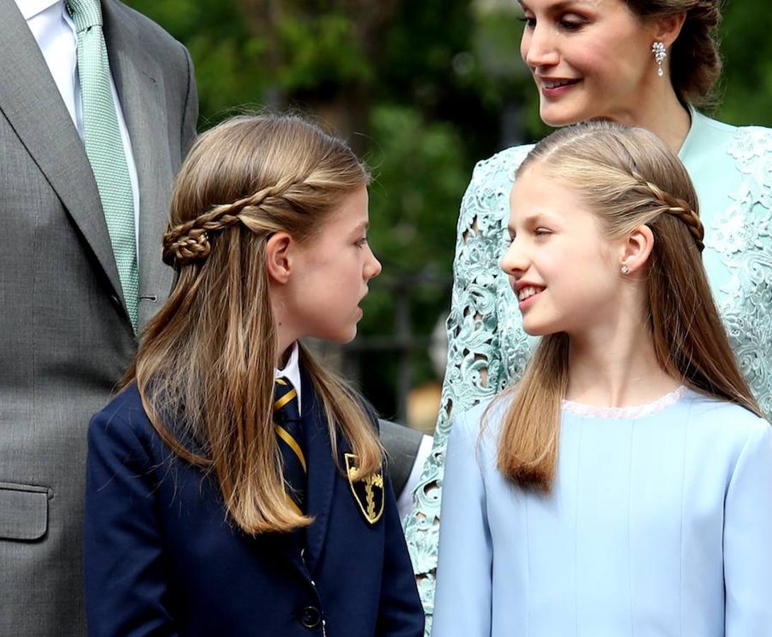 La Infanta Sofía —con el uniforme del colegio tal como se establece en Santa María de los Rosales— y la Princesa Leonor