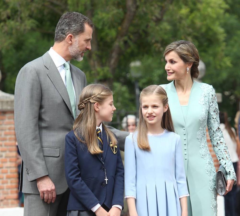 Don Felipe y Doña Letizia posan con la Princesa Leonor y la Infanta Sofía. 