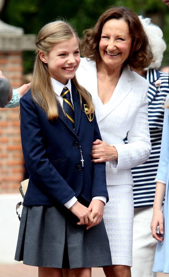 La Infanta Sofía sonríe con su abuela materna, Paloma Rocasolano. 