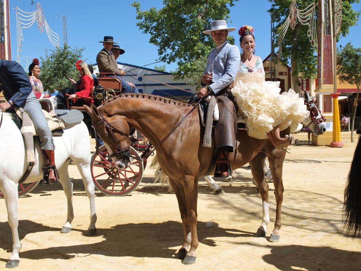 Una pareja a caballo ayer por la tarde. 