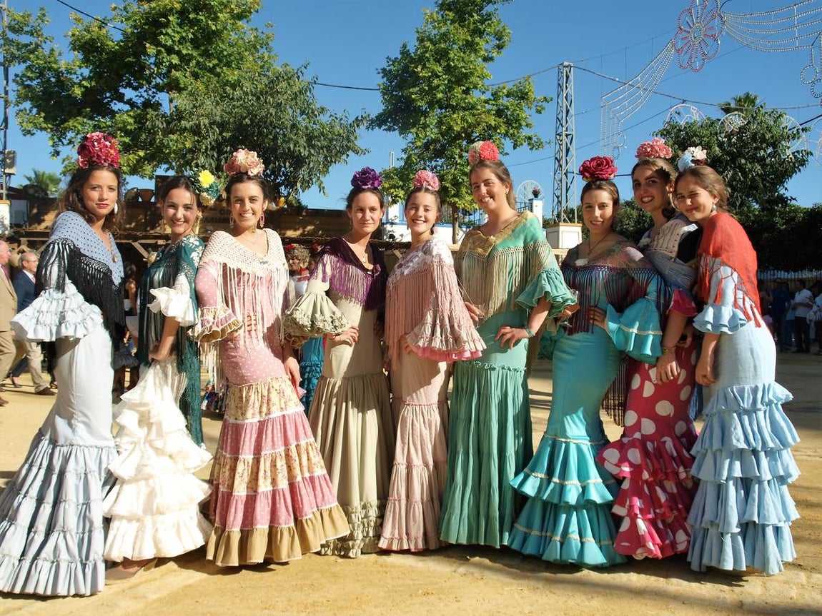 Un grupo de jóvenes y guapas jerezanas en el real de la feria ayer. 