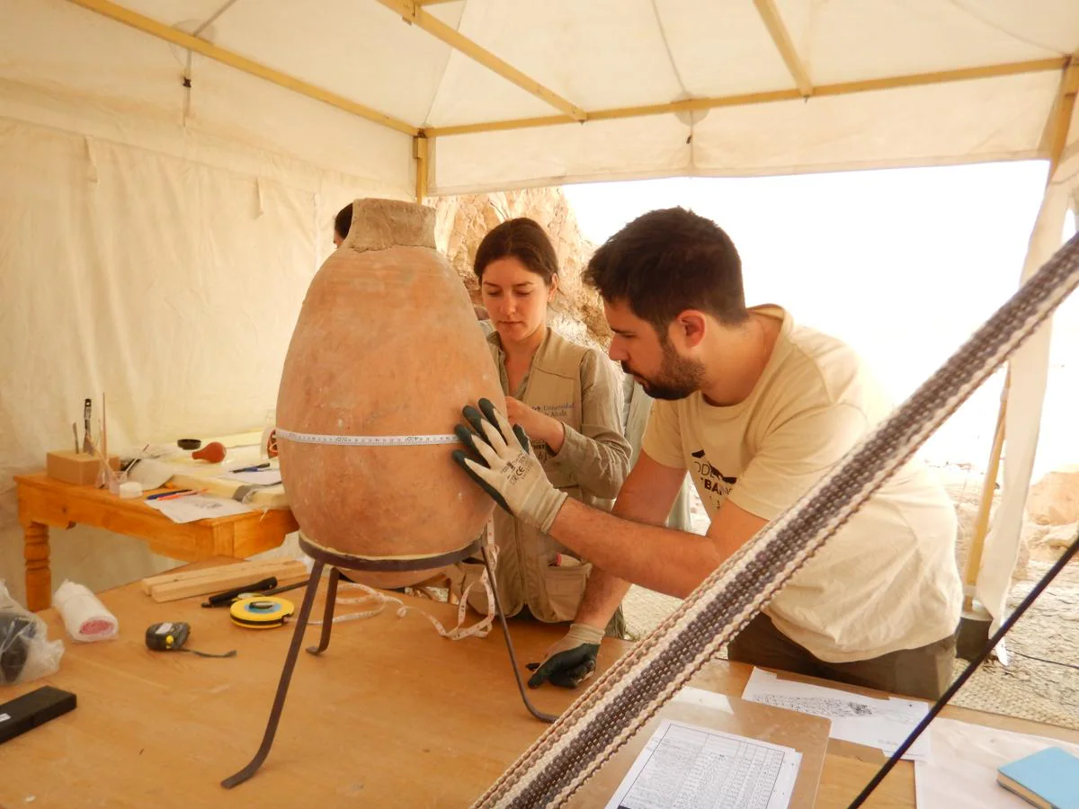 La expedición «Middle Kingdom Theban Project» de la Universidad de Alcalá de Henares han descubierto el almacén de material de momificación 