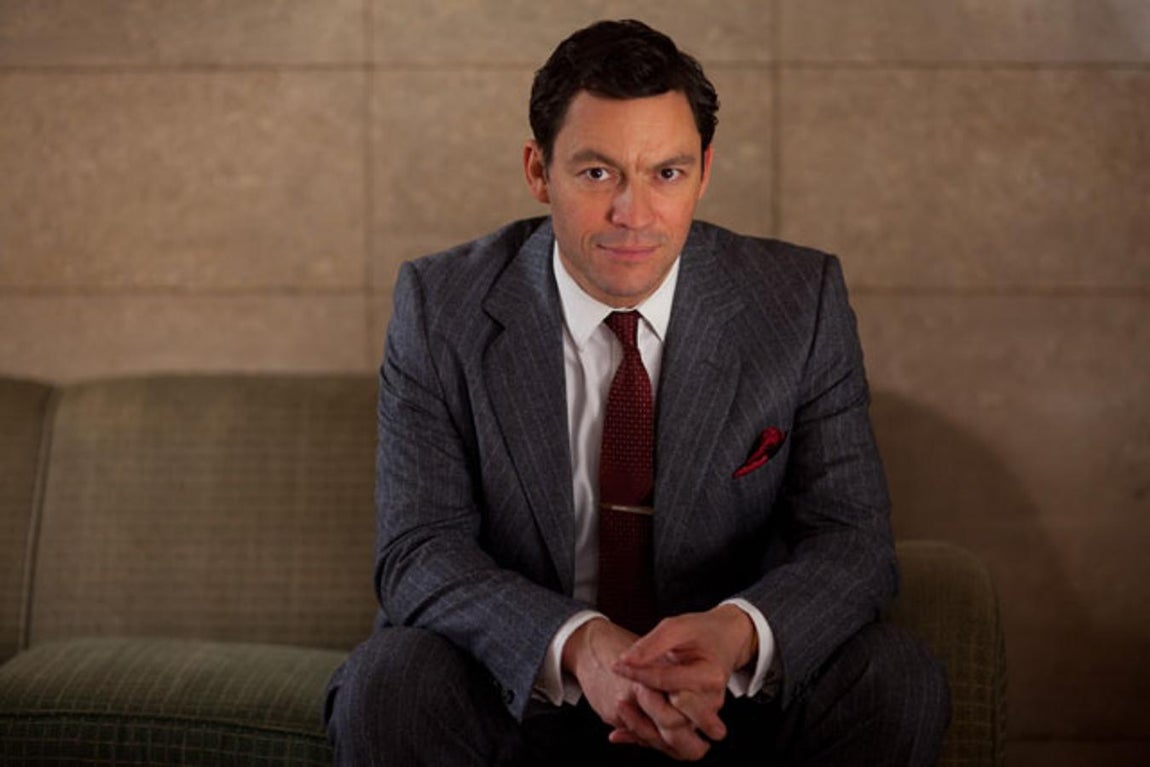 1. Muchos actores harían lo que fuera por aparecer en la exitosa serie de HBO «Juego de tronos», sin embargo, el actor británico Dominic West, conocido por el papel de Jimmy McNulty en la aclamada serie «The wire», destacó en una entrevista para «The Huffington Post» que había rechazado un papel para aparecer en la serie. Declaró que no la había visto, pero su sobrino y su padre le dijeron que era «el único show entretenido de la televisión». «Me sentí fatal», añadió el popular actor, que ahora protagoniza la serie británica «The hour».