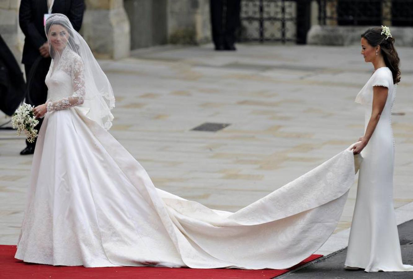 La imagen de su trasera enfundada en un espectacular vestido blanco de Alexander McQueen dio la vuelta al mundo consagrándola como una de las solteras más codiciadas del momento. 