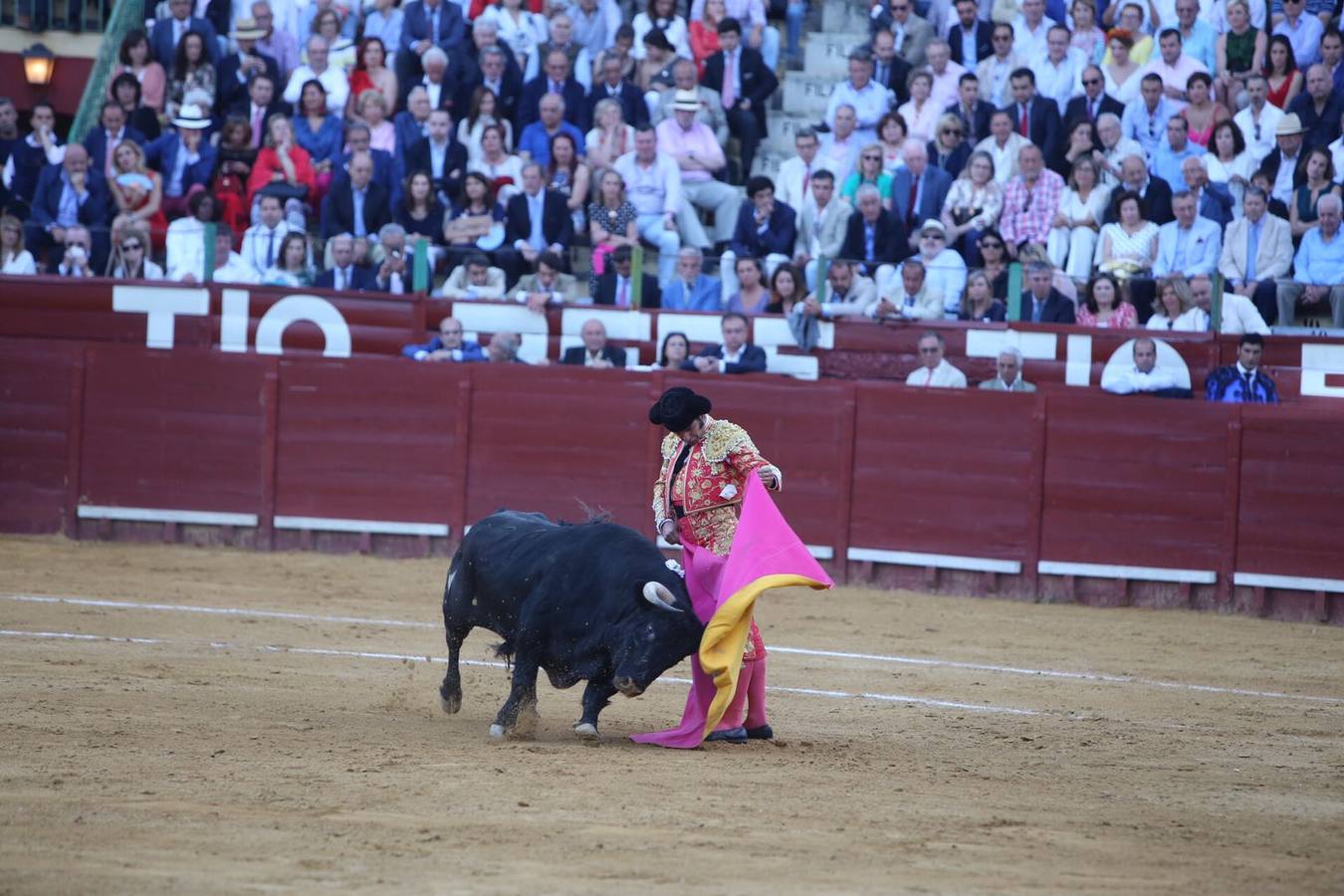 La terna de Manzanares, Padilla y Morante sale a hombros en la Feria