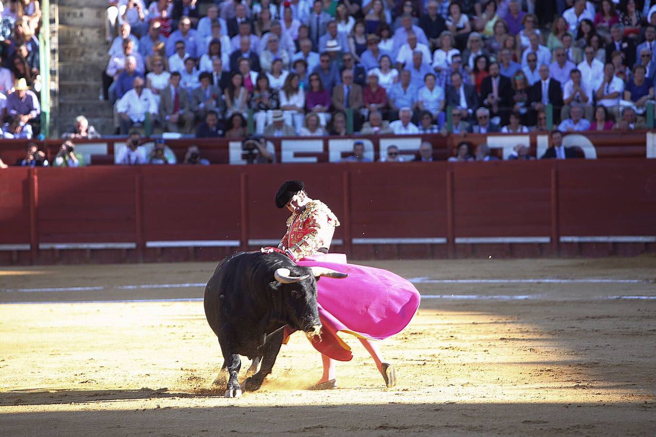 La terna de Manzanares, Padilla y Morante sale a hombros en la Feria