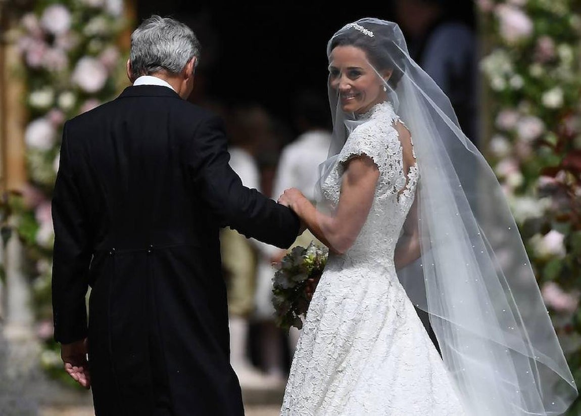 Pippa Middleton del brazo de su padre Michael. 
