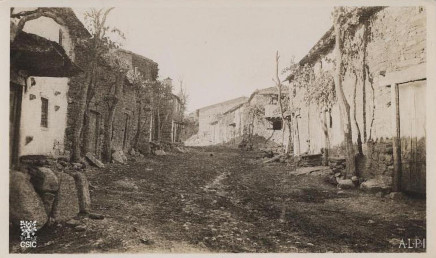 Una calle de Mahíde (Zamora) a principios del siglo XX. Foto CSIC-ALPI. 