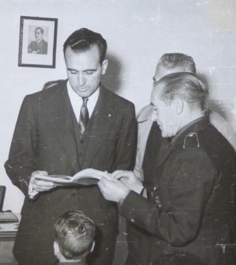 El ministro de Educación, Ruiz Jiménez, con Martín Sanabria en un aula de la Academia de Cultura en 1952. FOTO Archivo particular FMS. 