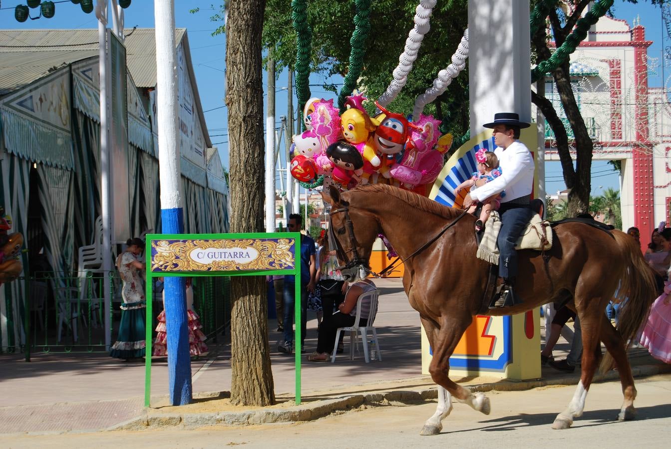 Sábado de volantes y mucho calor en la Feria de Dos Hermanas