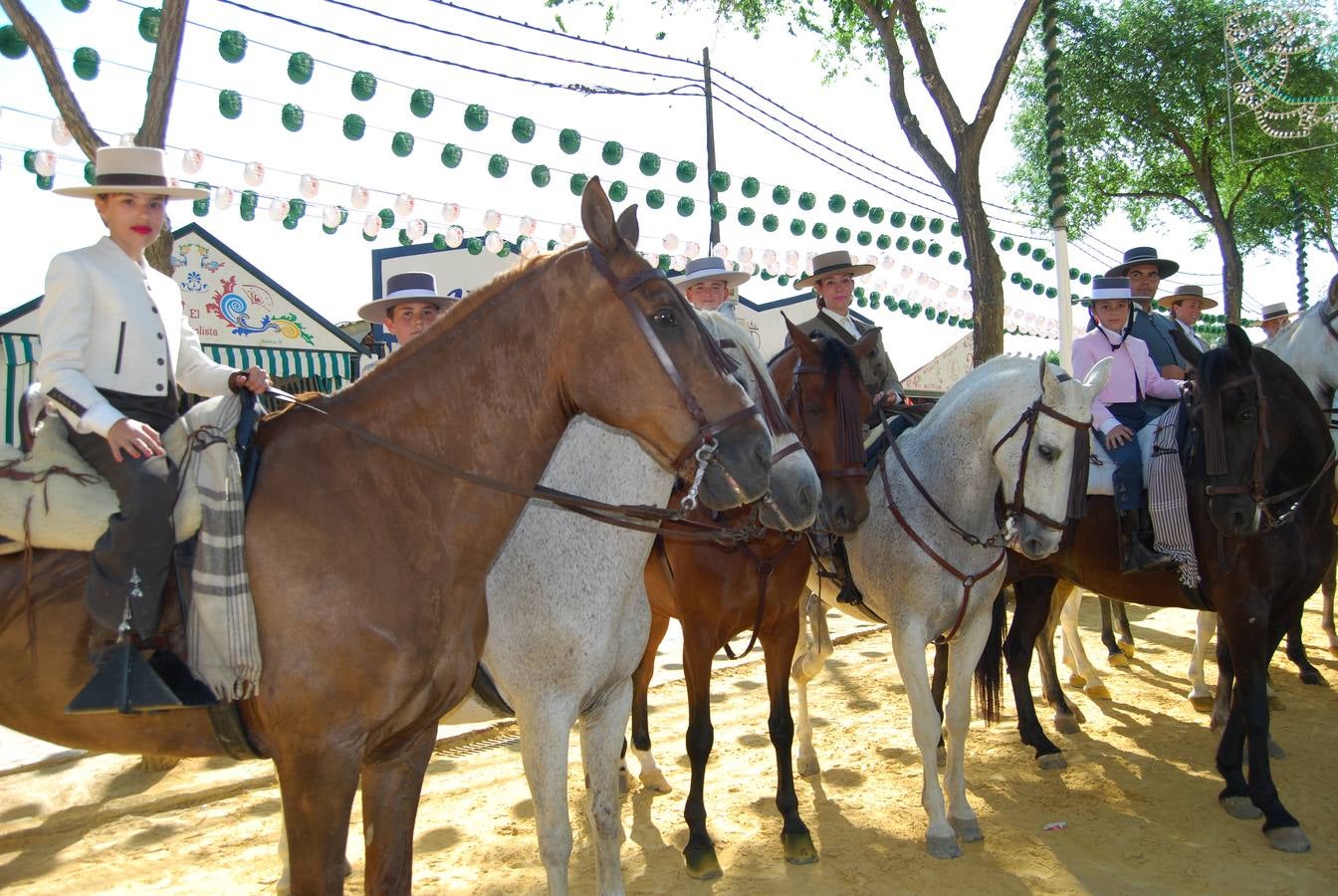 Sábado de volantes y mucho calor en la Feria de Dos Hermanas