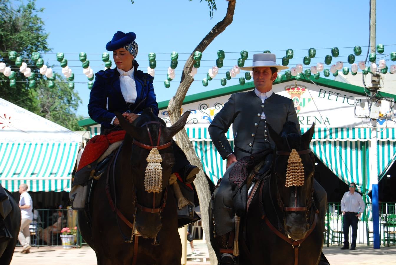 Sábado de volantes y mucho calor en la Feria de Dos Hermanas