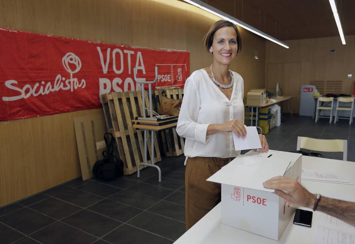 La secretaria general del PSN, María Chivite, depositando su voto. 