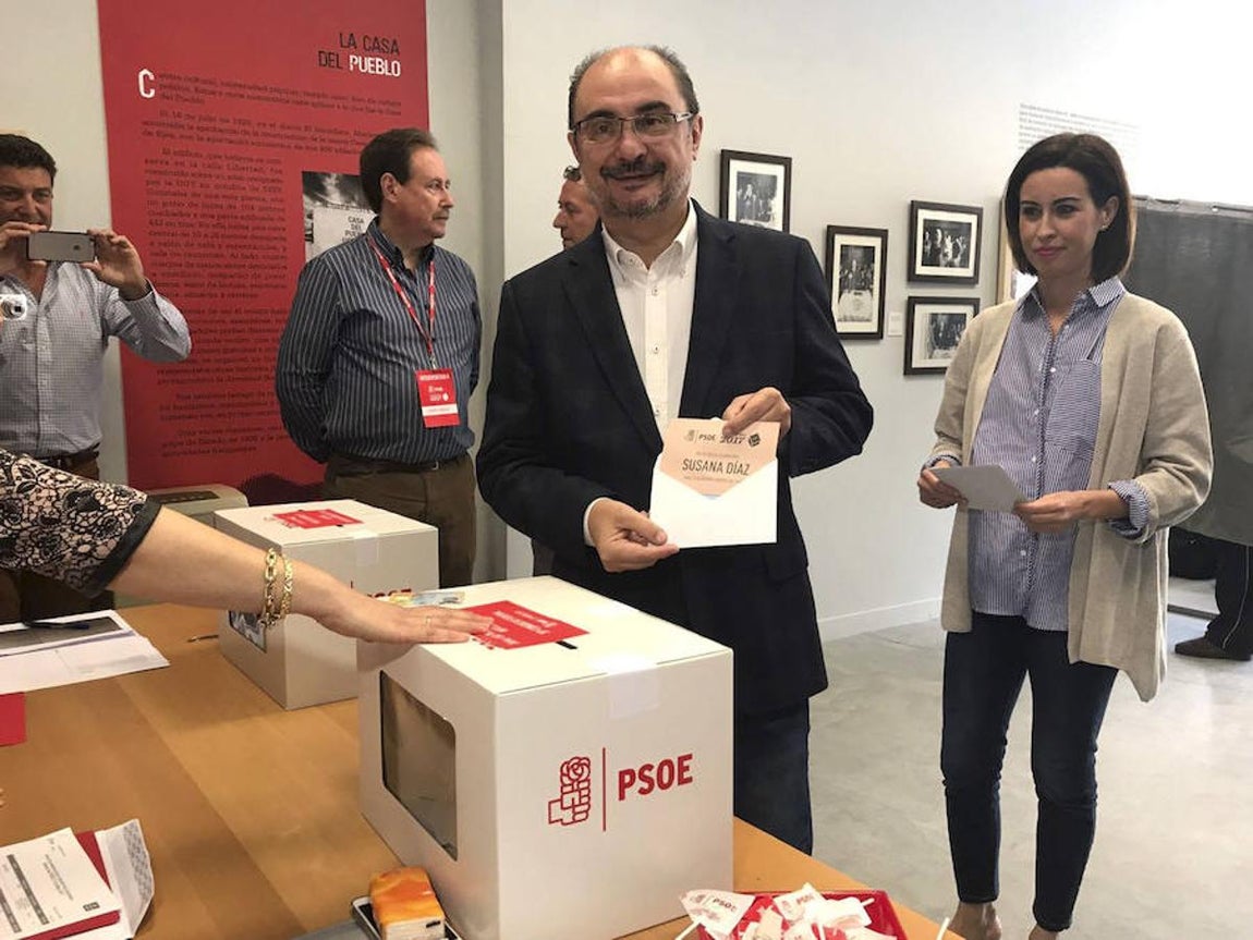 El secretario general de los socialistas aragoneses, Javier Lambán, muestra su voto antes de depositarlo en la urna. 