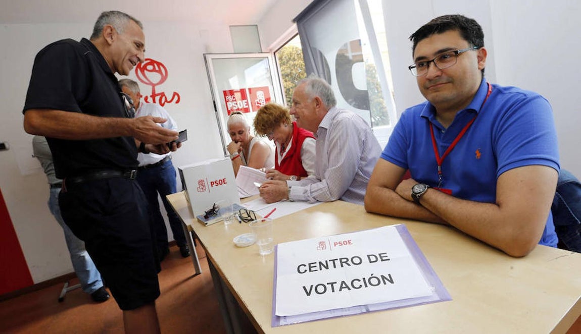 Un militante votando en las primarias socialistas. 