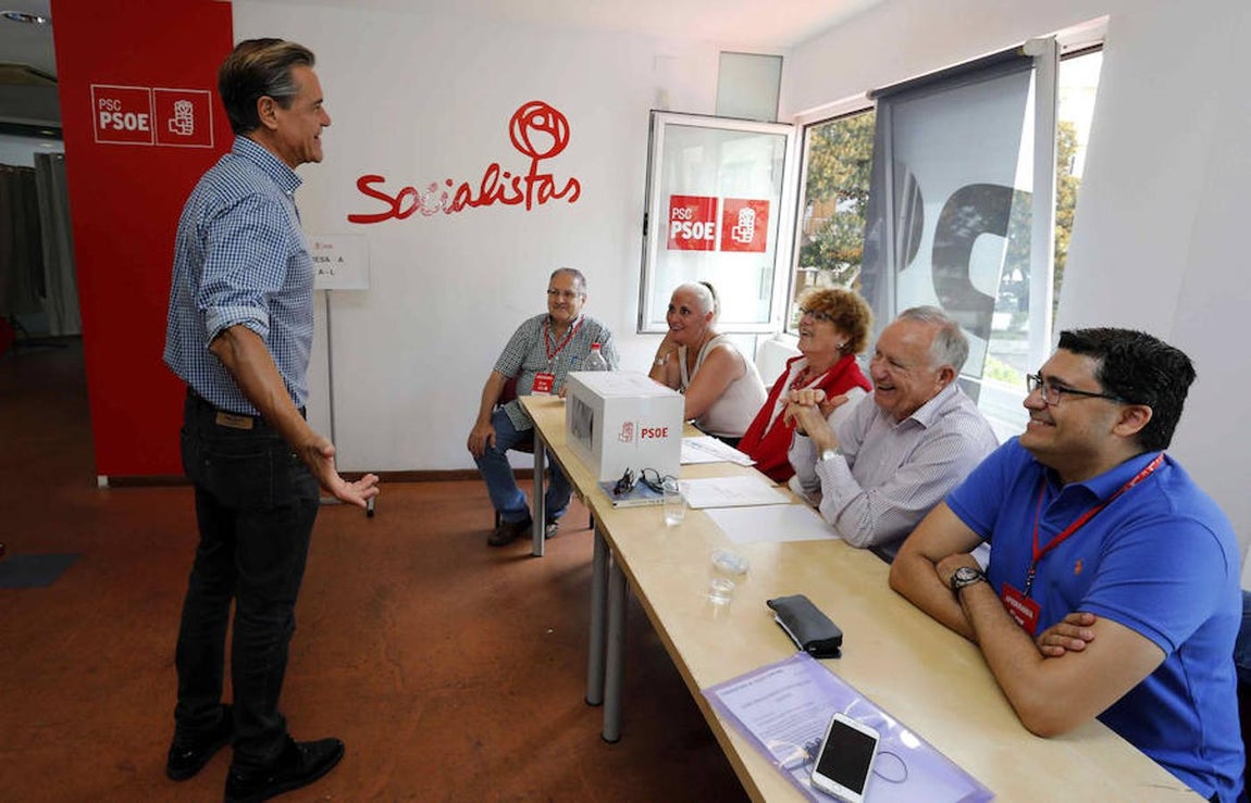 El eurodiputado del PSOE Juan Fernando López Aguilar conversa con otros militantes. 