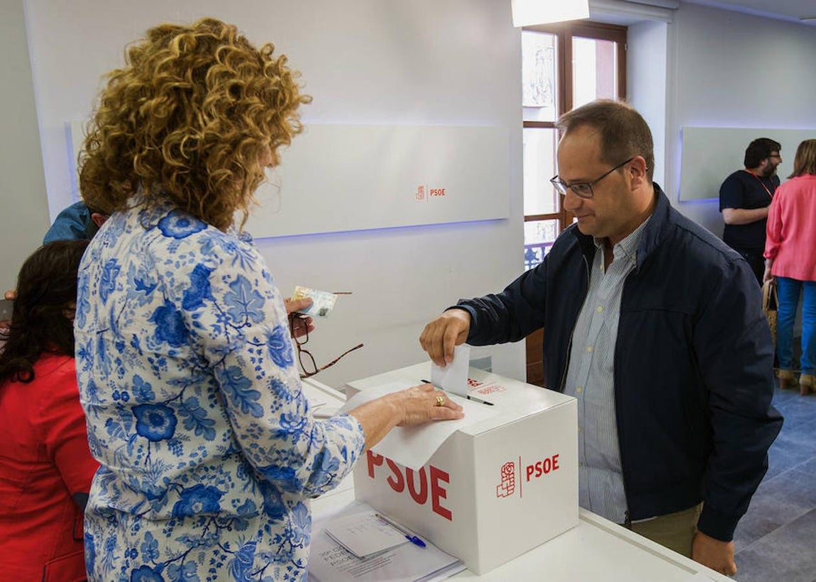 El exsecretario de Organización del PSOE César Luena deposita su voto. 
