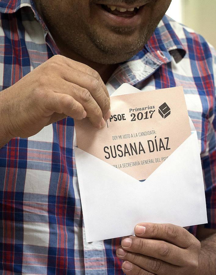 Un militante andaluz muestra su voto por Susana Díaz. 