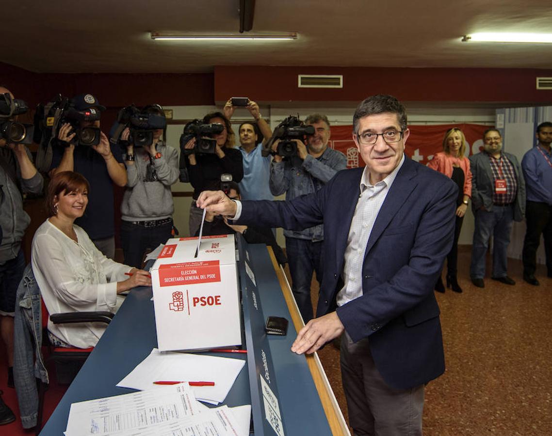 Patxi López depositando su voto. 