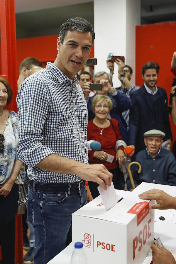 Pedro Sánchez depositando su voto. 