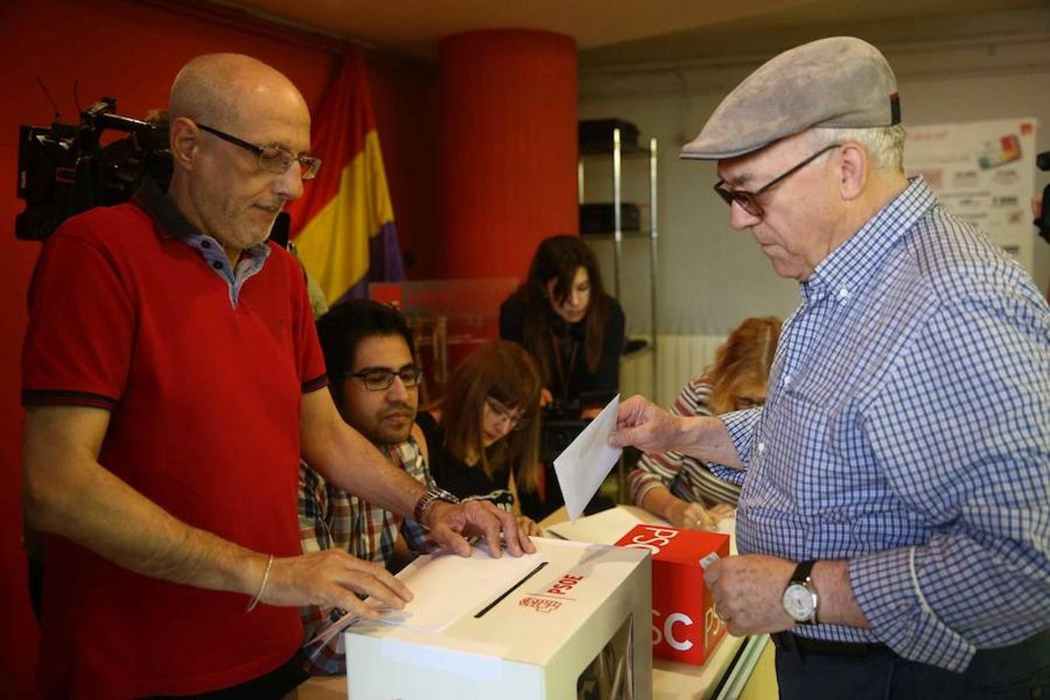 Un militante votando en las primarias en una sede del PSC. 
