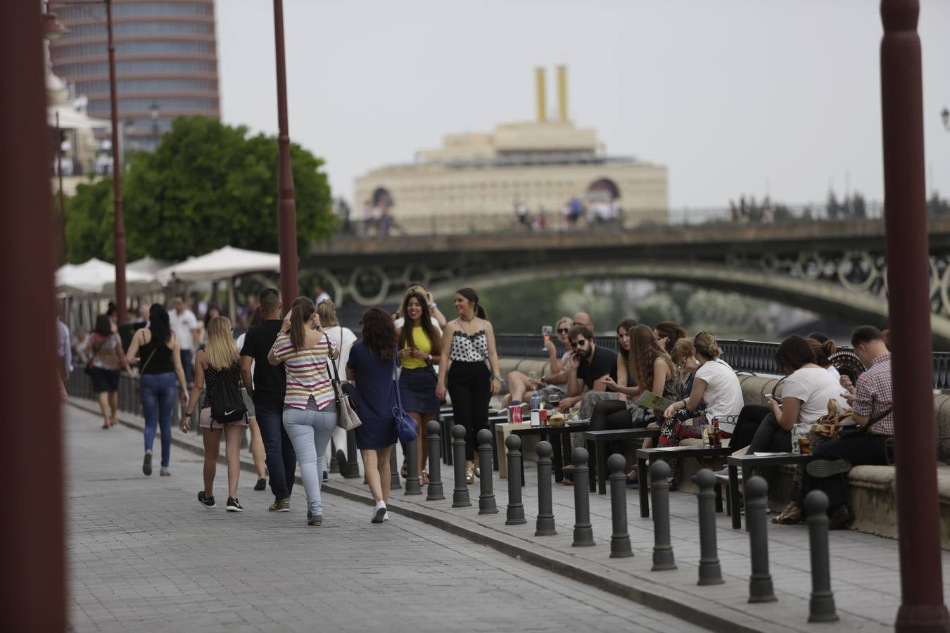 Una calle Betis llena de actividades y vacía de tráfico