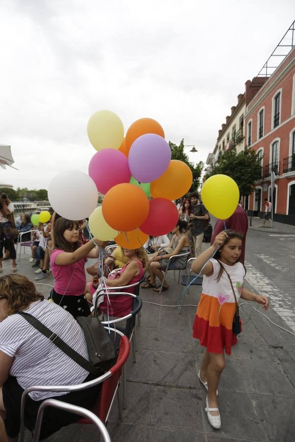 Una calle Betis llena de actividades y vacía de tráfico