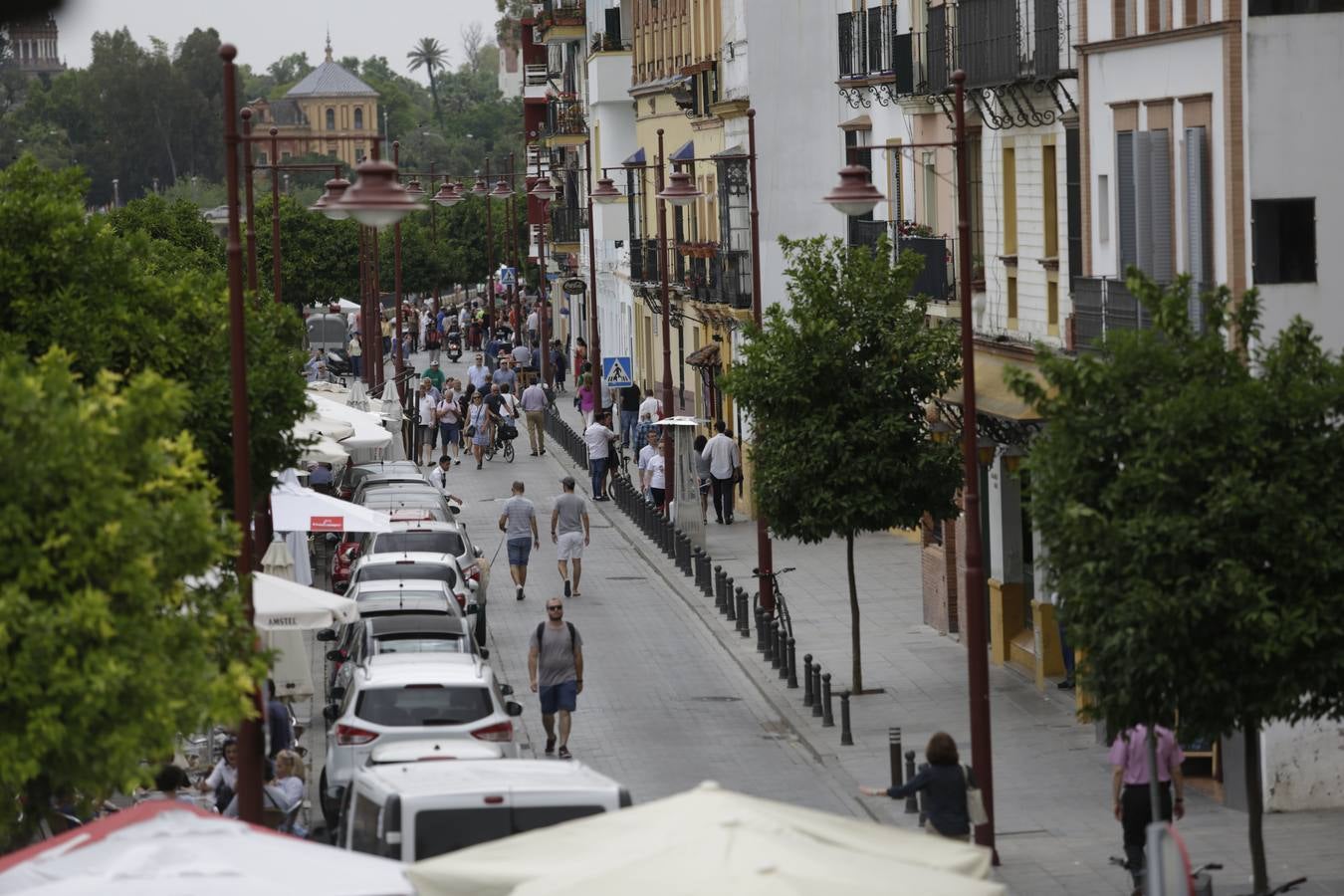 Una calle Betis llena de actividades y vacía de tráfico