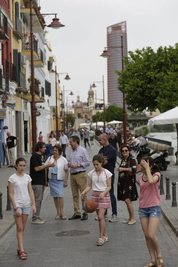 Una calle Betis llena de actividades y vacía de tráfico