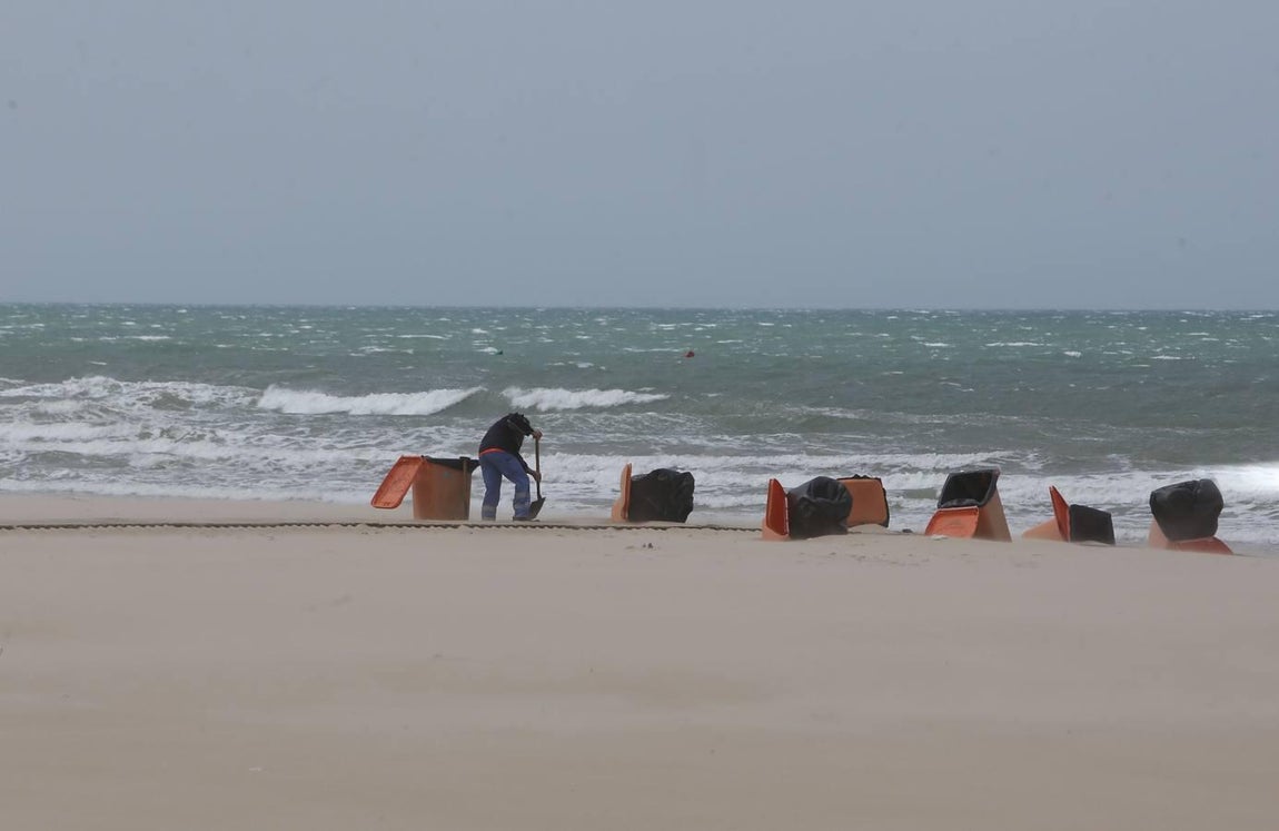 El levante provoca incidentes también en la playa. 