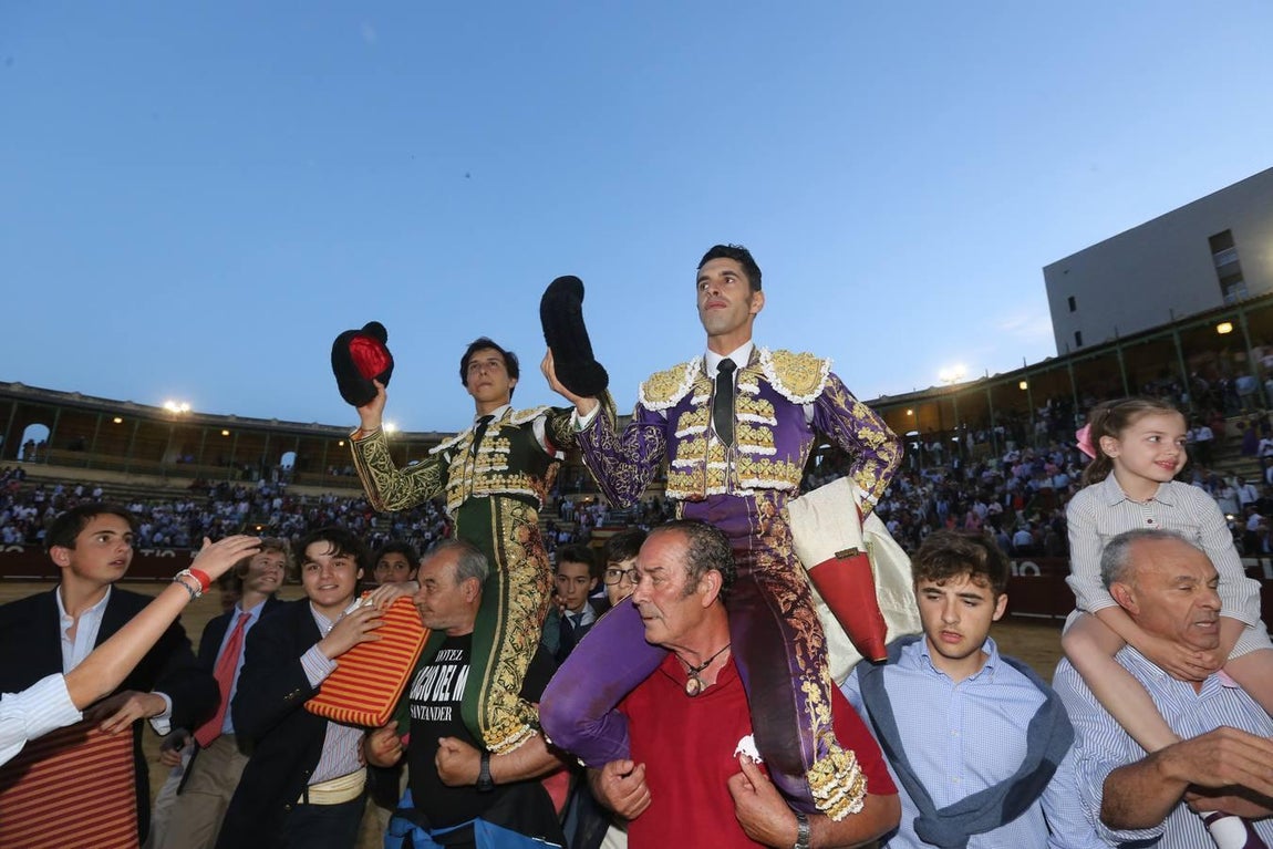 Talavante y Roca Rey salen a hombros en el broche taurino de la Feria de Jerez