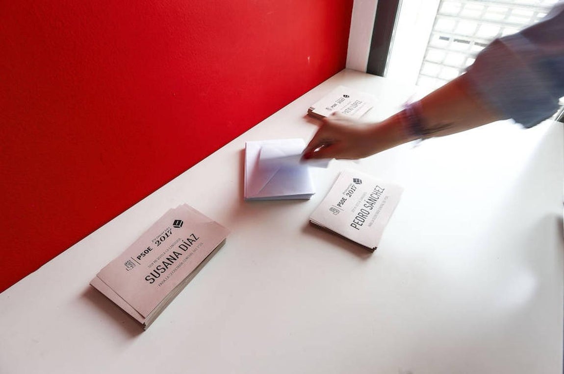 Un militante preparando su voto. 