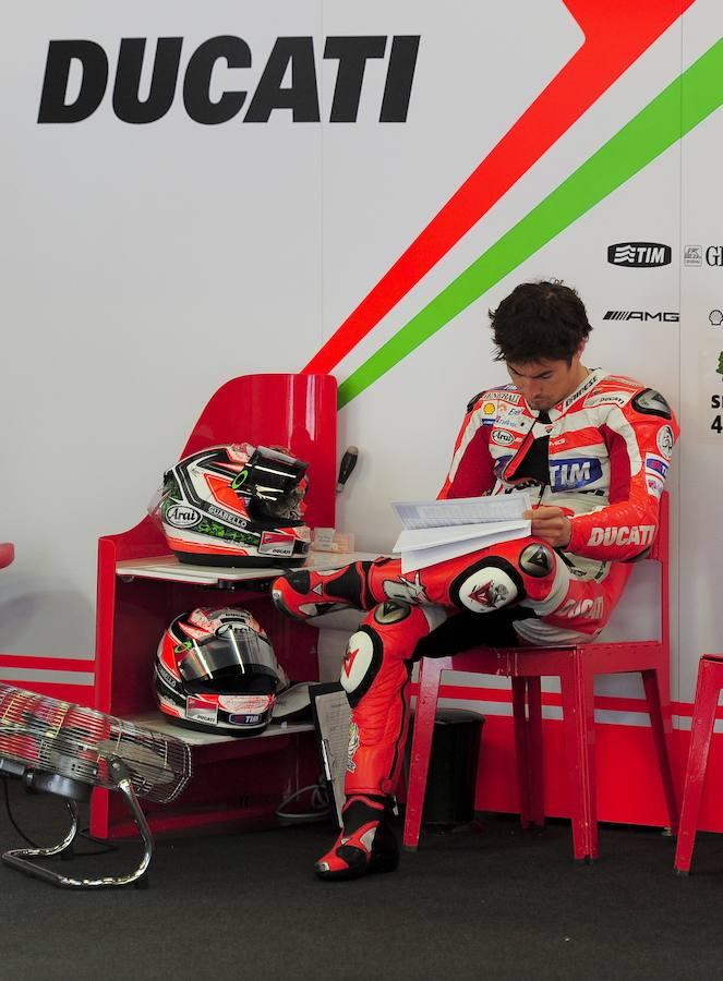 Nicky Hayden estudia algunos datos de su moto durante el Gran Premio de Cataluña 2012