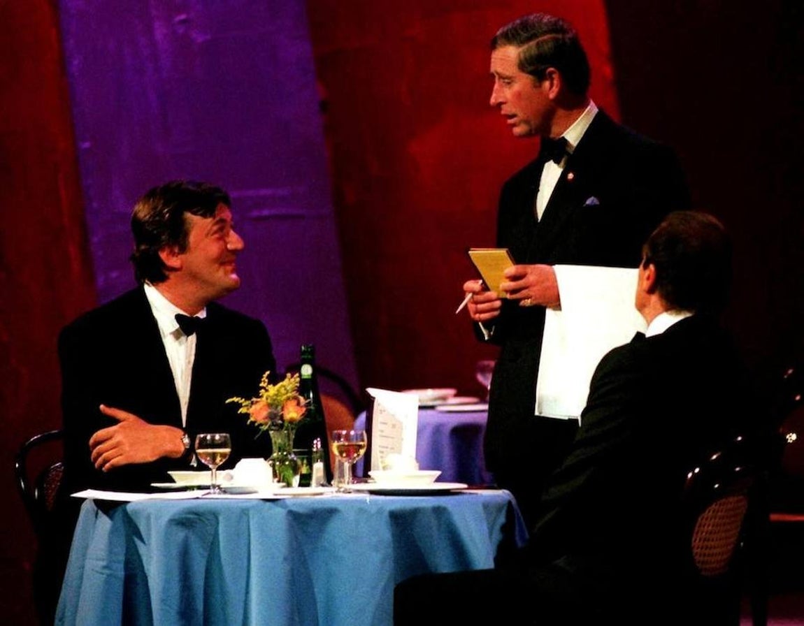 Papeles entre la monarquía. El príncipe de Gales interpretó un papel durante la celebración de su 50 cumpleaños en 1998 junto a Stephen Fry y Roger Moore.