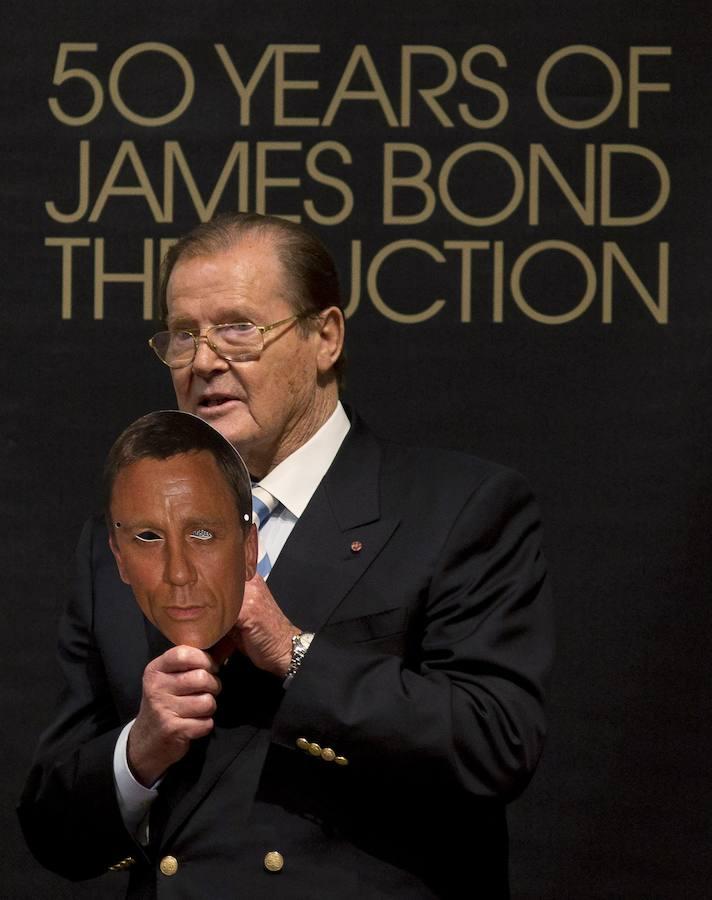 Generaciones de James Bond. Roger Moore imita a Daniel Craig durante los 50 años de James Bond.