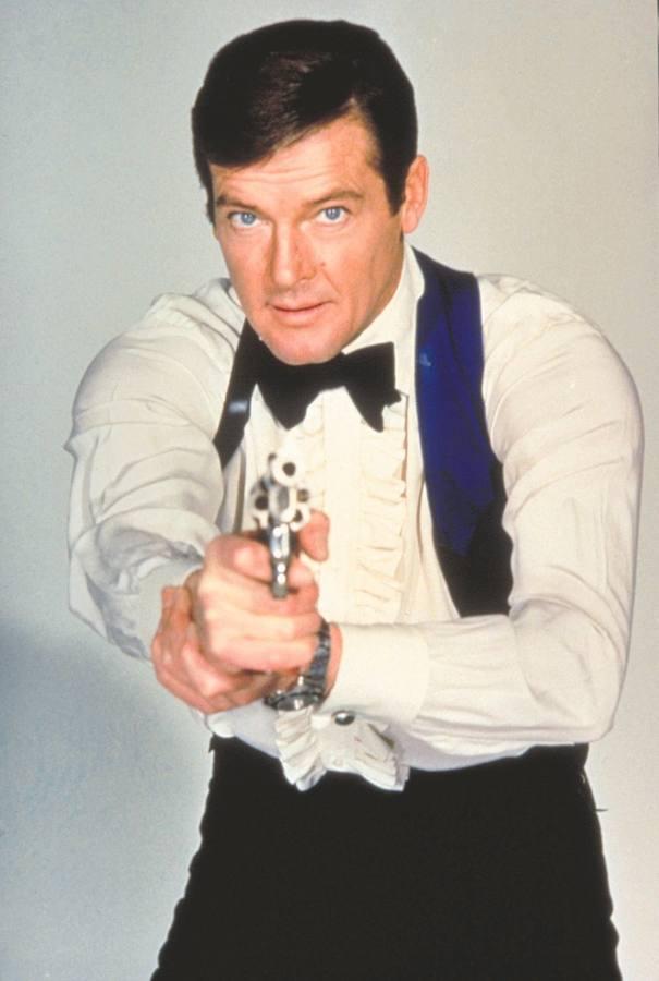 Roger Moore, actor de la saga James Bond. Roger George Moore nació en Stockwell, Londres el 14 de octubre de 1927. Pasó por diversos papeles hasta que en 1973 Sean Connery llamó a su puerta para que aceptara el papel del famoso personaje James Bond.