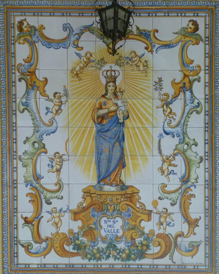 Panel de azulejería con la Virgen del Valle en el soportal del cuarto Bloque. FOTO RAFAEL DEL CERRO. 