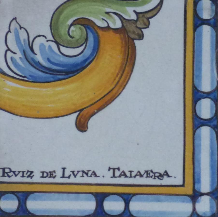Detalle de la firma del taller Ruiz de Luna en la composición dedicada a la Virgen del Valle en el cuarto Bloque. FOTO RAFAEL DEL CERRO