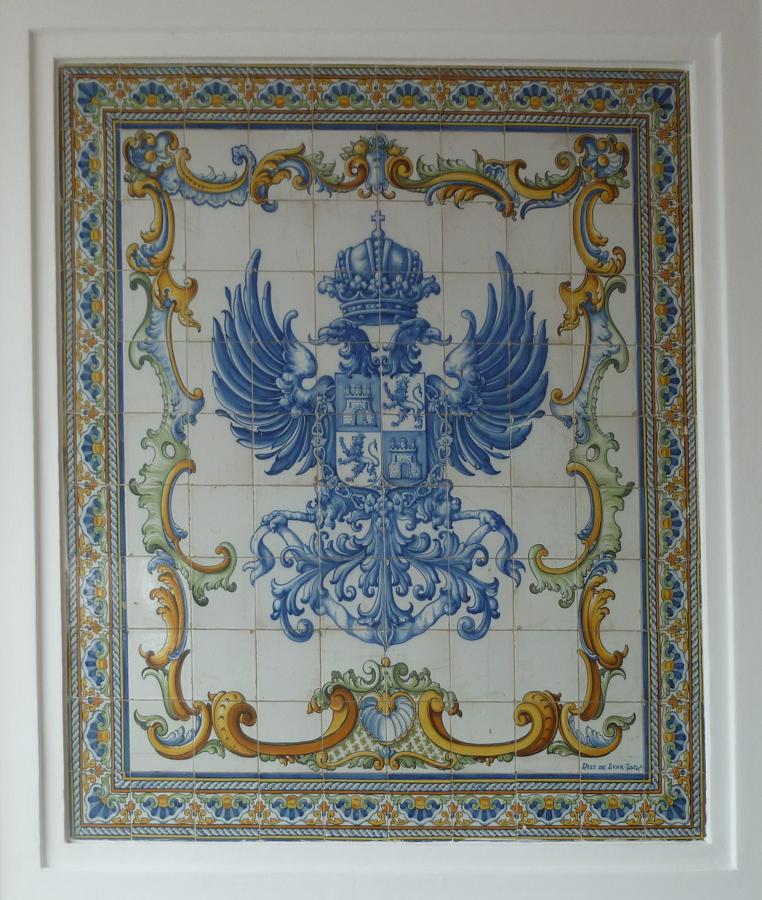 Uno de los dos paneles de azulejos con el escudo de Toledo en el segundo Bloque, firmados por el taller de Ruiz de Luna. FOTO RAFAEL DEL CERRO. 