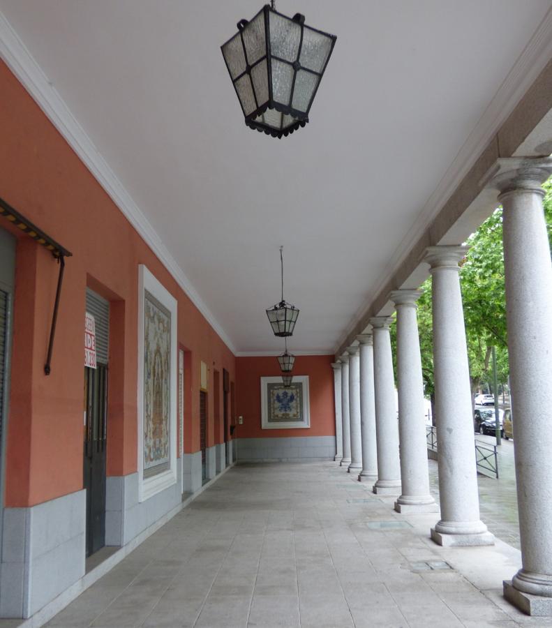 Soportal del segundo Bloque con los tres paneles de azulejos de Ruiz de Luna colocados en 1948. FOTO RAFAEL DEL CERRO. 
