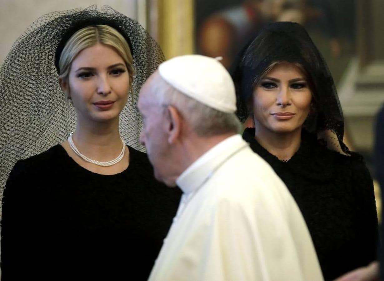 Mujer de Trump y su hija miran con admiración al Papa. 