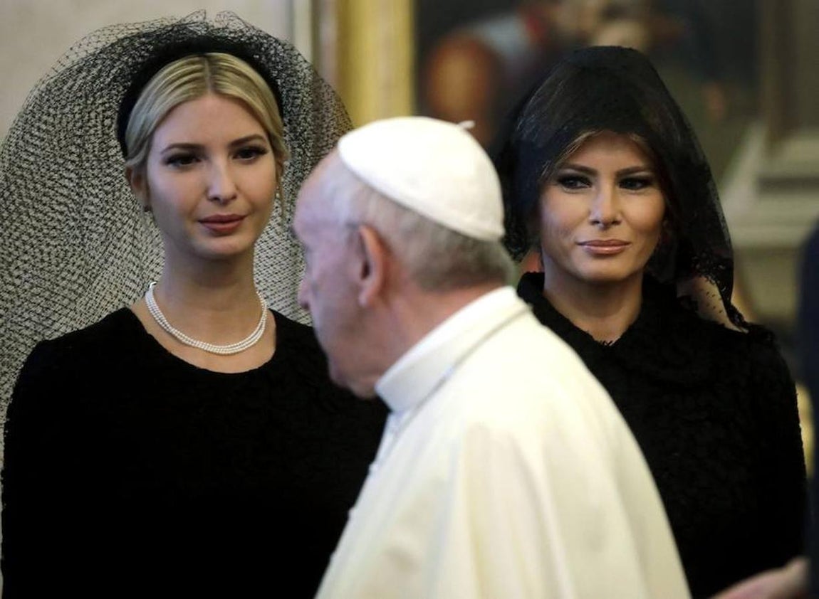 Mujer de Trump y su hija miran con admiración al Papa. 
