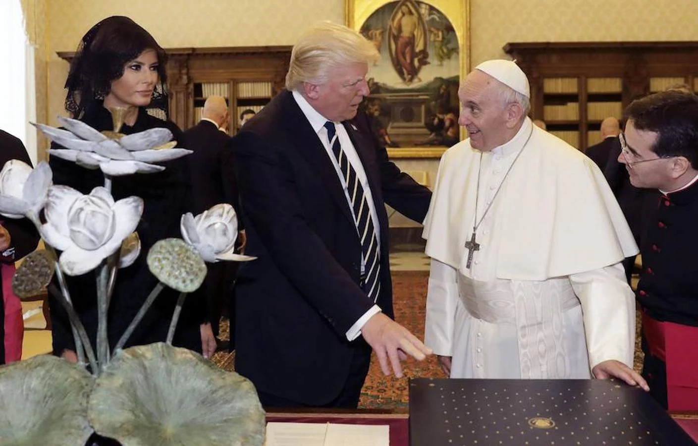 El presidente de Estados Unidos y el Papa Francisco dialogan. 