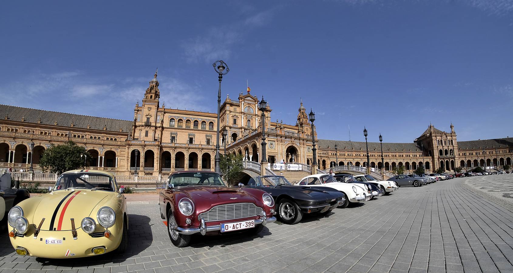 Los coches de lujo toman la plaza de España